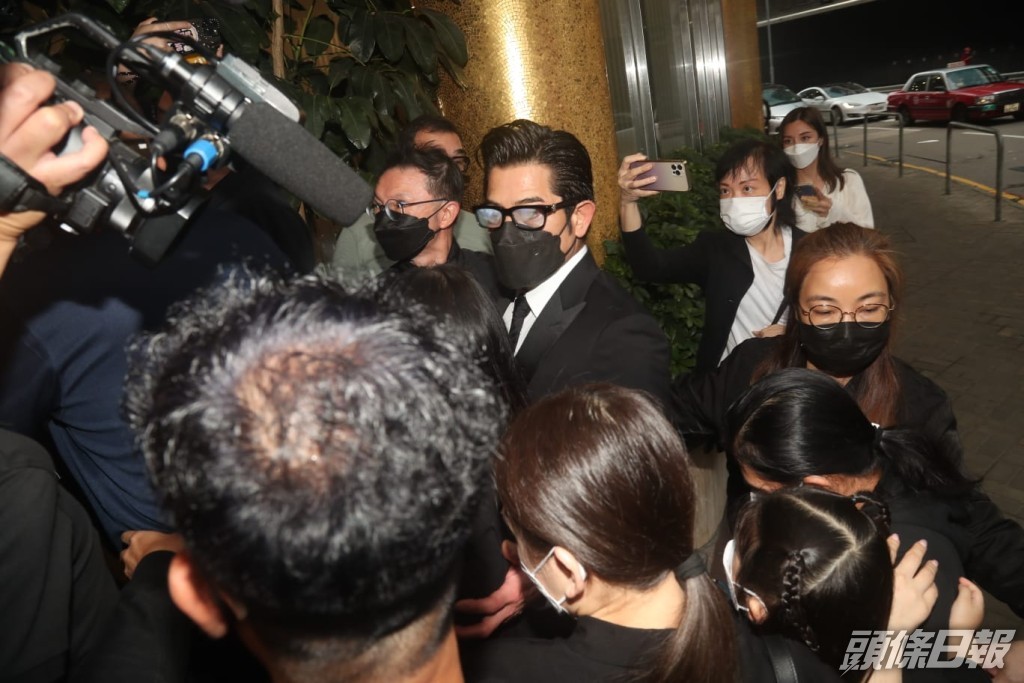 城城（黑框眼鏡）到殯儀館時，一度引起少少混亂。